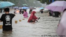 20.07.2021
TOPSHOT - This photo taken on July 20, 2021 shows people wading through flood waters along a street following heavy rains in Zhengzhou in China's central Henan province. - - China OUT (Photo by STR / AFP) / China OUT (Photo by STR/AFP via Getty Images)