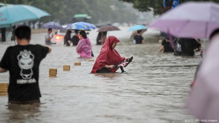 В центральном Китае после сильных дождей началось масштабное наводнение |  Новости из Германии о событиях в мире | DW | 21.07.2021