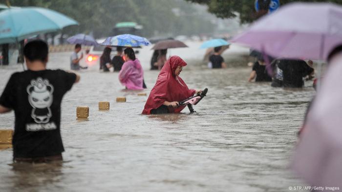 China Unwetter l Heftige Regenfälle, Überschwemmungen in Henan