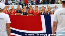 Multan a jugadoras noruegas de balonmano de playa por negarse a usar bikini