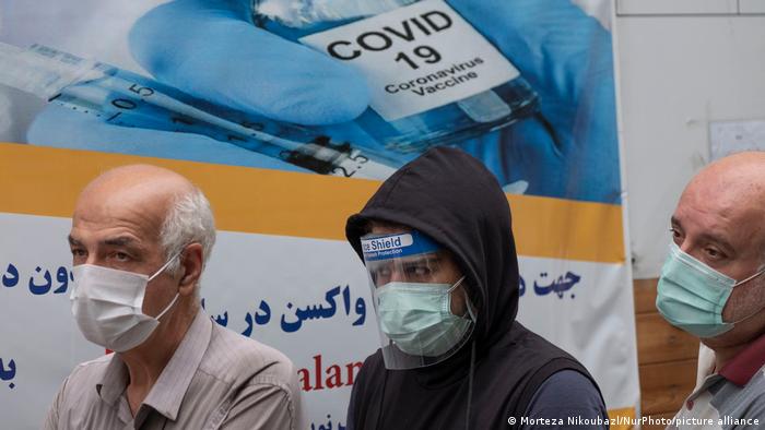 چند شهروند ایرانی در نوبت دریافت واکسن کرونا