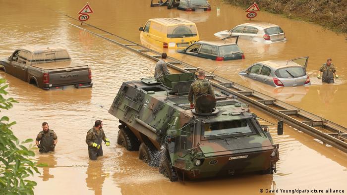 Deutschland | Flutkatastrophe NRW - Bundeswehrfahrzeuge in Erftstadt