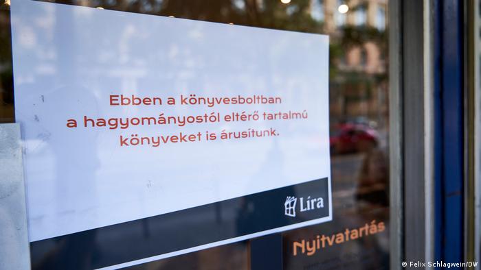 Ungarn Budapest | Eingangstür Buchhandlung | Anti-LGBTQ-Gesetze