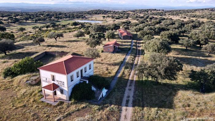 Área rural, com casas e estada de terra