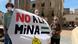 Cidadãos de máscara portam faixa dizendo "Não à mina" Cidadãos de máscara portam faixa dizendo "Não à mina"