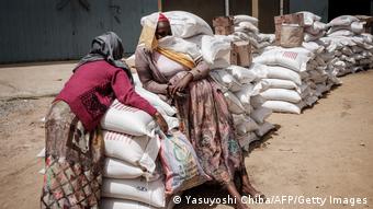 Des déplacés ayant fuient les violences au Tigré recevant de l'aide alimentaire.