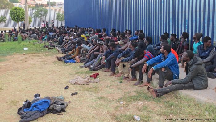 Hundreds of migrants cross into Spain′s Melilla enclave | News | DW | 22.07.2021