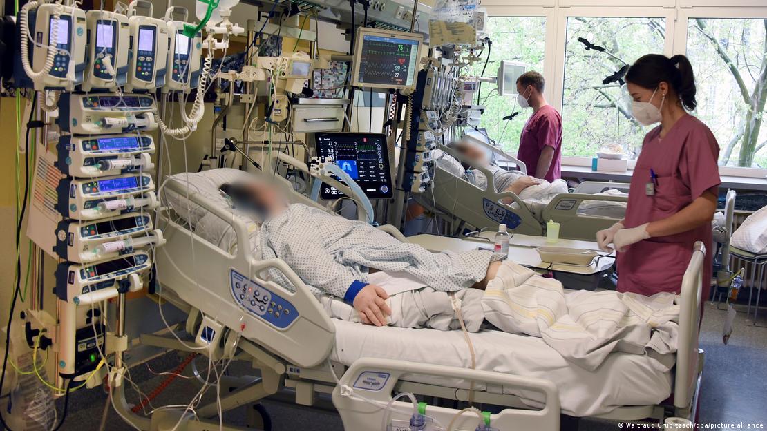 Bolesnici na odjelu intenzivne skrbi u Halleu priključeni na respiratore i uređaje za promatranje tjelesnih funkcija.