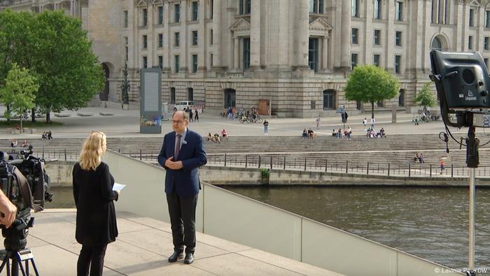 Deutschland, Berlin | Adelheid Feilcke im Gespräch mit Christian Schmidt