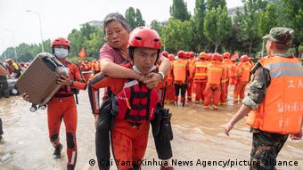 China Zhengzhou | Hochwasser | Überschwemmte Straße