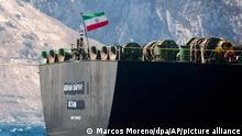 Die iranische Nationalflagge weht auf dem Supertanker «Adrian Darya 1». Der iranische Öltanker «Adrian Darya-1» hält Kurs in Richtung Türkei. Das Schiff bewegte sich am Sonntagvormittag ostwärts. +++ dpa-Bildfunk +++