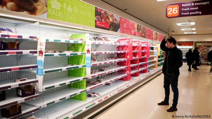 lLeere Supermarktregale in Großbritannien