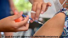 April 12, 2021: EUM20210412SAL07.JPG.TUXTLA GUTIÃRREZ, Chis., Vaccine/Vacuna/Coronavirus.- Aplican la segunda dosis contra Covid-19 a los adultos mayores en Tuxtla GutiÃ©rrez, Chiapas. Lunes 12 de abril de 2021. Foto: Agencia EL UNIVERSAL/RDB. (Credit Image: © El Universal via ZUMA Wire