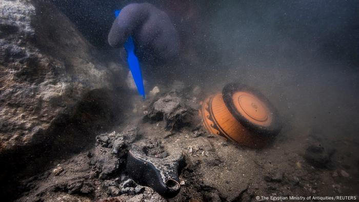 Um vaso parcialmente enterrado debaixo d'água foi encontrado na cidade submersa de Heraklion