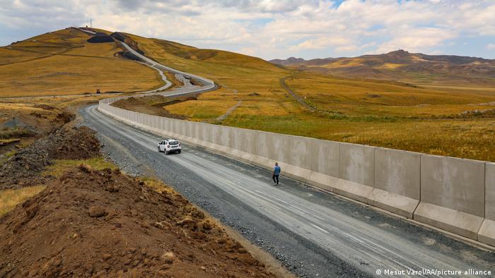 اس سرحدی دیوار کی تعمیر کے ذریعے ترک حکومت منشیات اور سامان کی اسمگلنگ کو بھی روکنا چاہتی ہے۔ ایرانی وزارت خارجہ کے عہدیدار نے ترکی کے اس اقدام کا خیر مقدم کرتے ہوئے کہا کہ اس دیوار کی تعمیر سے اسمگلنگ کو روکا جاسکے گا۔