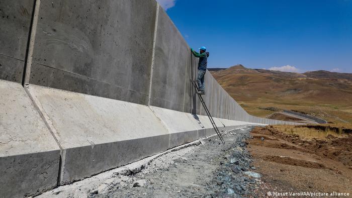 Türkiye-İran sınırındaki güvenlik duvarı yapımı devam ediyor