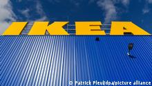 02.04.2020
Das Logo vom Einrichtungskonzern IKEA an einer Halle im Ortsteil der Gemeinde Schönefeld im Landkreis Dahme-Spreewald. (zu dpa «Sag Du zur Kundin - Das Marketing kämpft mit der Höflichkeit») +++ dpa-Bildfunk +++