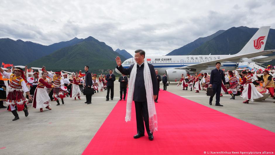 中國國家主席習近平7月曾出訪西藏，在那之後的一個月，中國四川便傳出大規模鎮壓藏人的事件。