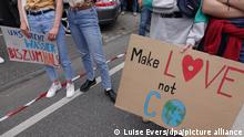 Klimaaktivisten nehmen an einer Demonstration des Bündnisses Fridays for Future teil. Das Bündnis Fridays for Future demonstriert bundesweit für mehr Klimaschutz und Konsequenzen nach der Hochwasserkatastrophe.