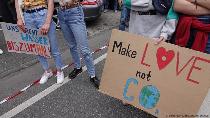 La marche Fridays for Future a eu lieu à Hambourg dans le contexte des inondations dans l'ouest de l'Allemagne la semaine dernière et de la pandémie en cours