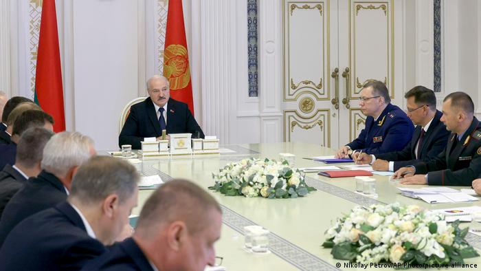 Alexandre Loukachenko et les ministres lors d'une réunion du cabinet à Minsk