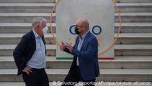 Jochen Flasbarth (l), Staatssekretär im Bundesumweltministerium, spricht mit Roberto Cingolani, Umweltminister von Italien am zweiten Tag des G20-Treffens zu den Themen Umwelt, Klima und Energie. +++ dpa-Bildfunk +++