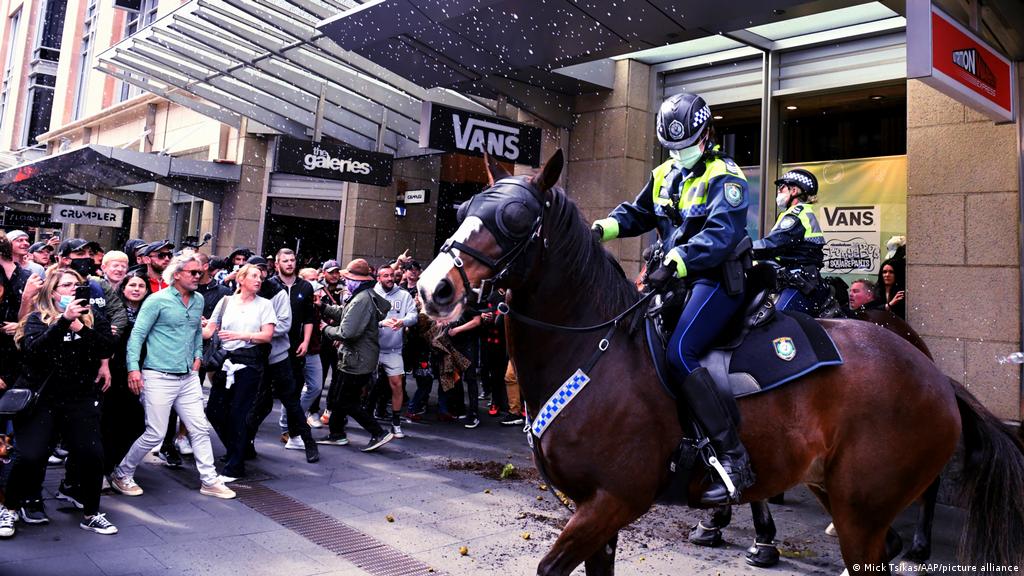 Coronavirus digest: Sydney anti-lockdown rally turns violent | News | DW |  24.07.2021