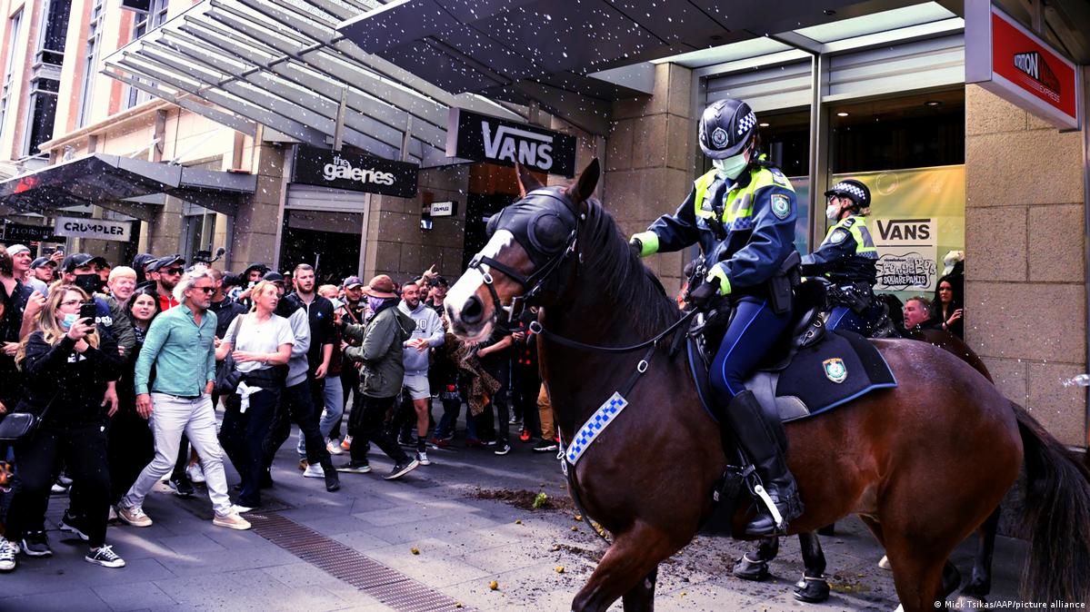 COVID: Sydney anti-lockdown rally turns violent – DW – 07/24/2021