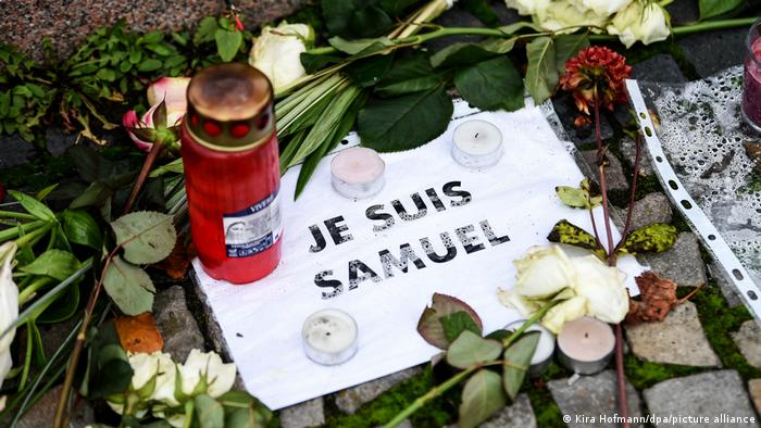 Flores en un homenaje a Samuel Paty, profesor asesinado en Francia por un yihadista.