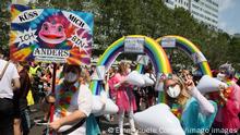  Menschen bei der Christopher Street Day Demonstration in Berlin am 24. Juli 2021. German Chancellor Angela Merkel attend Press Conference in Berlin *** People at the Christopher Street Day demonstration in Berlin on 24 July 2021 German Chancellor Angela Merkel attend Press Conference in Berlin