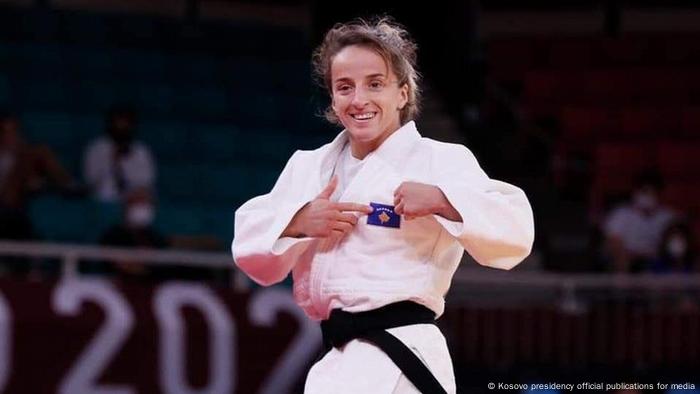 La judoka kosovar Distria Krasniqi subió al podio con la medalla de oro