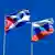 Bandeiras de Cuba e Rússia lado a lado.
