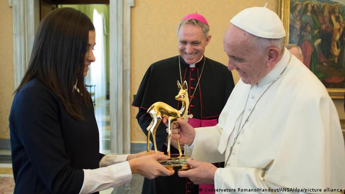 Pope Francis received the Bambi Award from Yusra Mardini in 2016