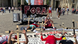 Foto mostra pessoas deitadas sobre os cartazes e segurando cruzes de madeira. Ao fundo uma pessoa segura um cartaz com o dizer: "Fora Bolsonaro". Foto mostra pessoas deitadas sobre os cartazes e segurando cruzes de madeira. Ao fundo uma pessoa segura um cartaz com o dizer: "Fora Bolsonaro".