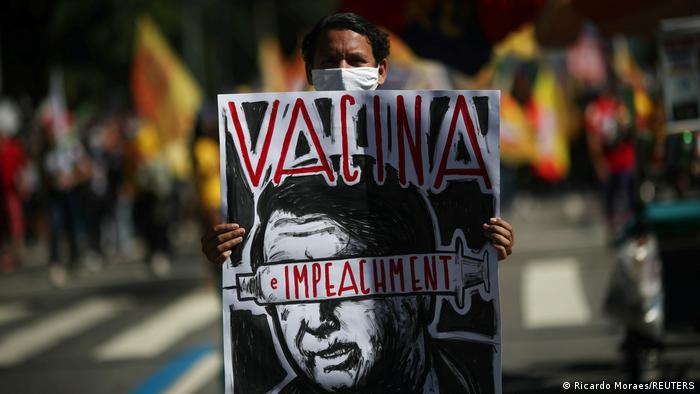 Vacina e impeachment, pede um manifestante em cartaz no Rio