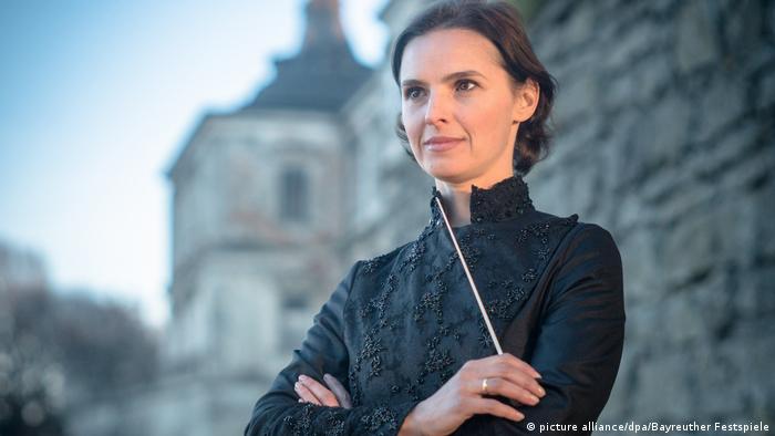Portrait of Oksana Lyniv with conductor's baton at the Bayreuth Festival 2021.