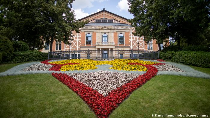 Das Bayreuther Festspielhaus mit Blumenbeeten im Vordergrund