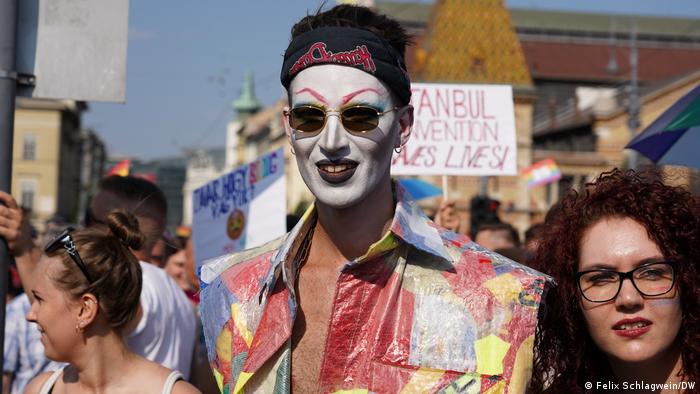 Протестите в Будапеща бяха и срещу новия закон на кабинета на Виктор Орбан, който забранява показването в училищата на материали, които се смятат за пропаганда на хомосексуалността