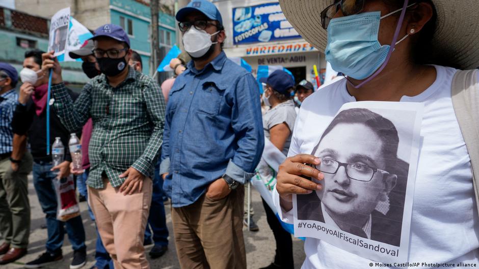 Guatemaltecos exigen renuncia de presidente y de fiscal general | Las noticias y análisis más importantes en América Latina | DW - Vimarsana News