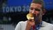 Ahmed Hafnaoui embrasse sa médaille d'or Ahmed Hafnaoui embrasse sa médaille d'or