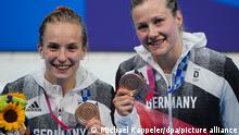 25.07.2021
Schwimmen: Olympia, Wasserspringen - Synchronspringen 3 m, Frauen im Tokyo Aquatics Centre. Deutschlands Bronzemedaillengewinnerinnen Tina Punzel (r) und Lena Hentschel zeigen ihre Medaillen.