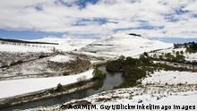 2018***schneebedeckte Drakensberge mit Fluss, Suedafrika Drakensbergen with river, South Africa BLWS493694 Copyright: xblickwinkel/AGAMI/M.xGuytx