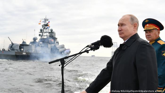Юли 2021, Санкт Петербург: президентът Владимир Путин и военният министър Сергей Шойгу наблюдават военноморски парад