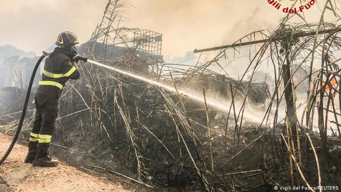 Ein Feuerwehrmann bekämpft ein Feuer mit Wasser aus einem Löschschlauch
