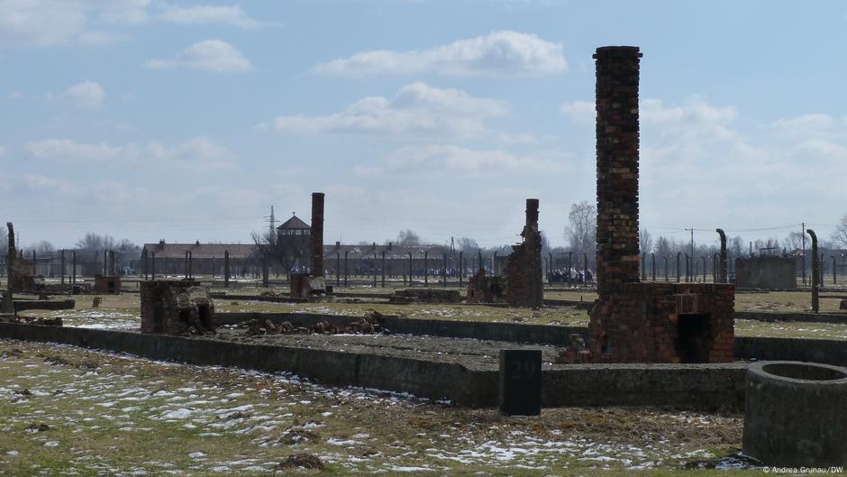 Pogled na ostatke takozvanog „ciganskog logora“ u Memorijalnom centru Aušvic-Birkenau: odavde su se mogli videti i dimnjaci krematorijuma u ​​kojima su spaljivani ubijeni