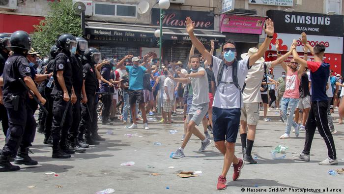 Tunus'ta Pazar günü de hükümet karşıtı protesto gösterileri düzenlenmişti