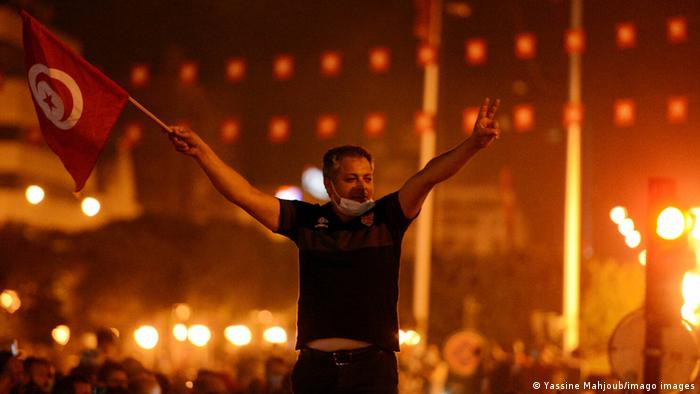 Cumhurbaşkanı Said'in kararına destek verenler sevinç gösterileri düzenledi