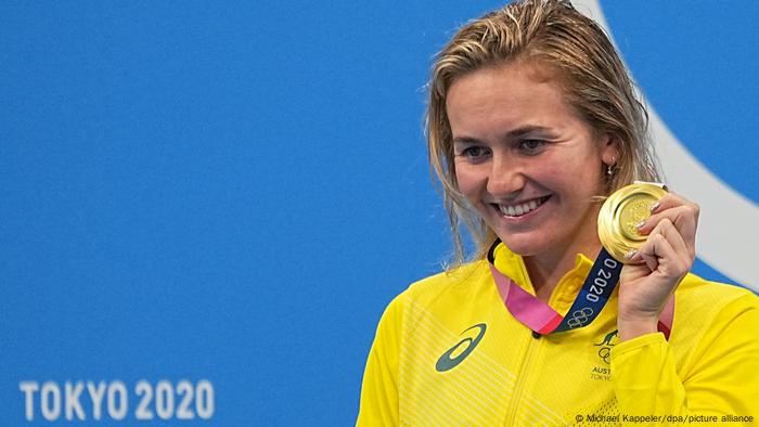 Ariarne Titmus with her gold medal.