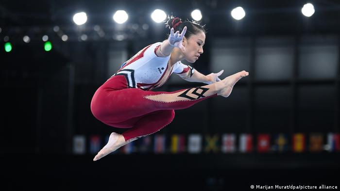 La gimnasta alemana Kim Bui durante su participación en las competencias de Tokio 2020