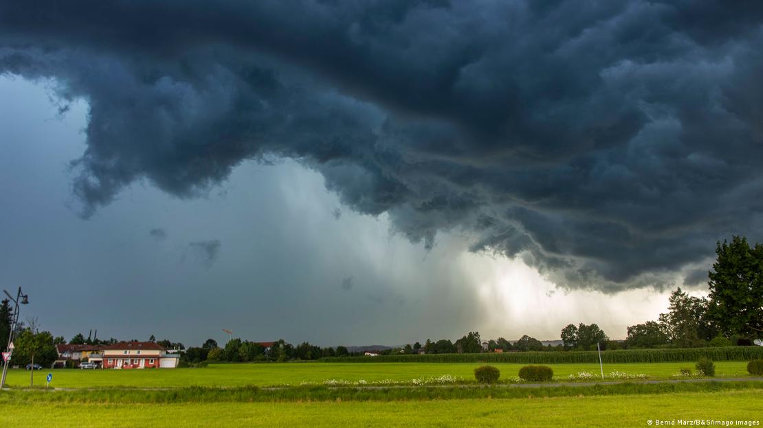 Tempestade pesada sobre a região de Miesbach, na Baviera, Alemanha